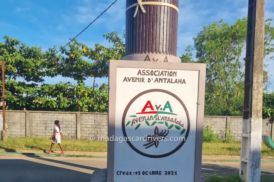 The vanilla monument in Antalaha, a painted vanilla flower on a roadside marker